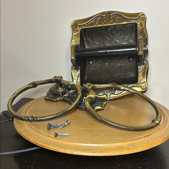 Vintage ornate metal bathroom hardware set toilet paper holder towel rings 1972 - Picture 2 of 9